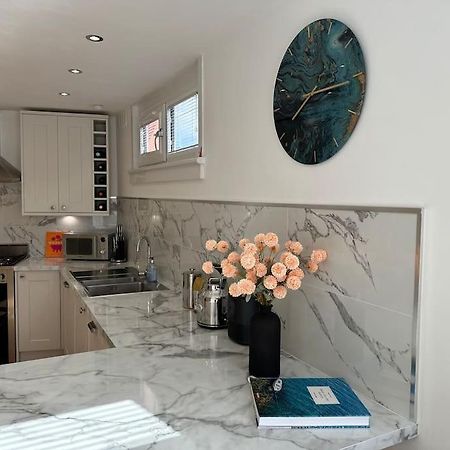 Stylish, Smart & Fun 4 Bed Home Лондон Экстерьер фото