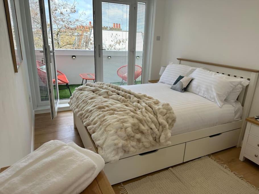 Stylish, Smart & Fun 4 Bed Home Лондон Экстерьер фото