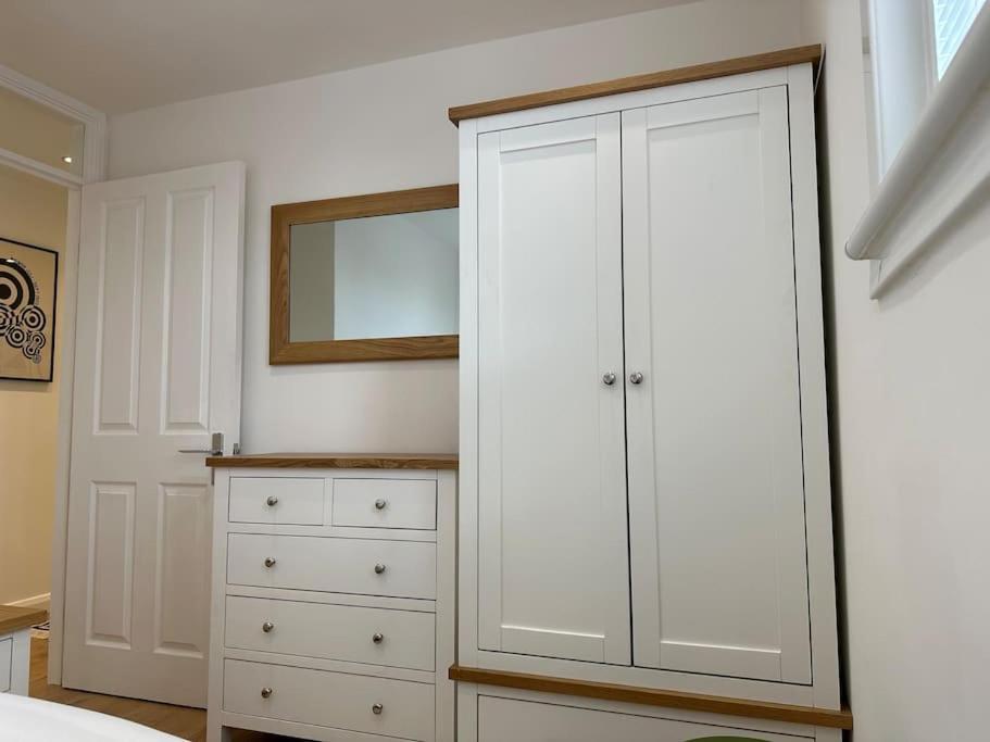 Stylish, Smart & Fun 4 Bed Home Лондон Экстерьер фото