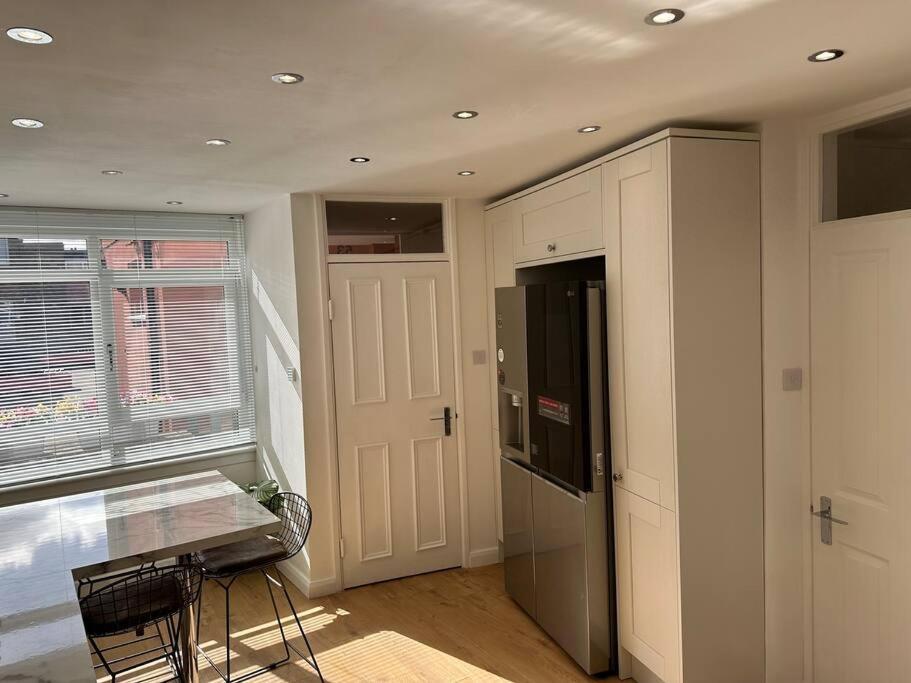 Stylish, Smart & Fun 4 Bed Home Лондон Экстерьер фото