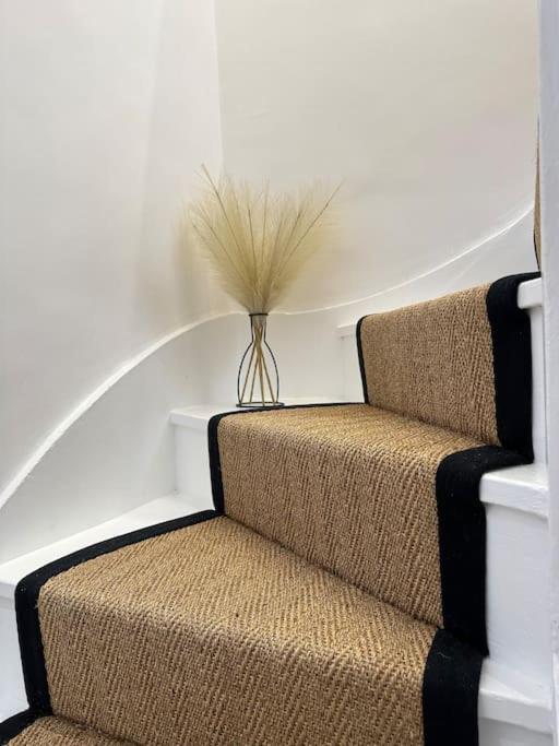 Stylish, Smart & Fun 4 Bed Home Лондон Экстерьер фото