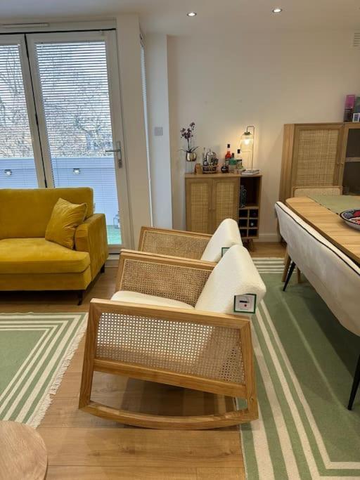 Stylish, Smart & Fun 4 Bed Home Лондон Экстерьер фото