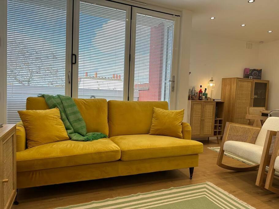 Stylish, Smart & Fun 4 Bed Home Лондон Экстерьер фото